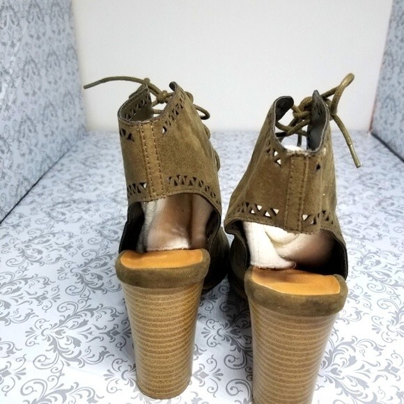 Olive green triangle detail lace up booties - Picture 4 of 4